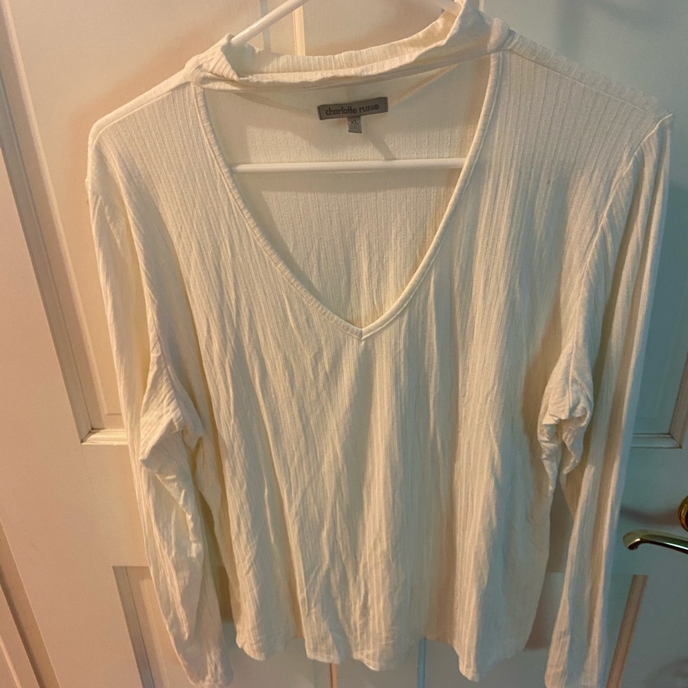 Super cute long sleeve v neck w/ “choker” collar